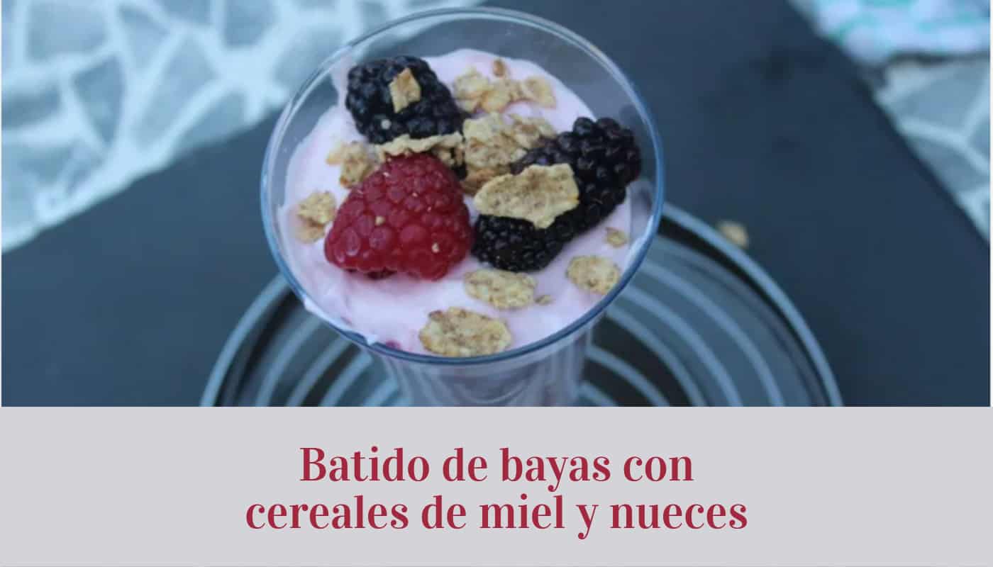 Batido para el desayuno de bayas y cereales de miel y nueces